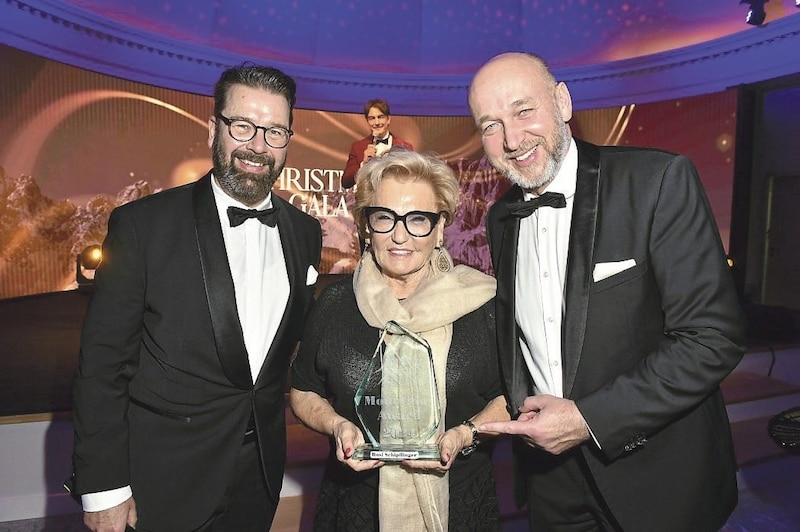 Die Gastgeber Marc Peine und Christian Vosseler mit der Preisträgerin des erstmalig verliehenen „Mountain Award“, Rosi Schipflinger. (Bild: BrauerPhotos / G.Nitschke)