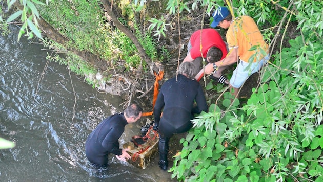 Investigators from the Styrian State Criminal Police Office retrieve parts of the victim's body from the River Mur. (Bild: Heintz Richard)