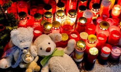 Trauernde haben nach dem Anschlag auf den Weihnachtsmarkt in Magdeburg Hunderte Kerzen und ...