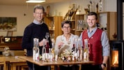 Die Eltern stehen ihrem Jakob als Schutzengel der Elsbeeren-Produktion zur Seite. 