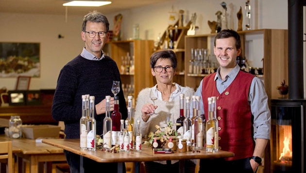 The parents stand by their Jakob as guardian angels of the wild service tree production. (Bild: Molnar Attila/Attila Molnar)