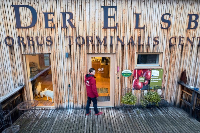 Jakob bietet seine wertvollen Edelbrände direkt ab-Hof an.