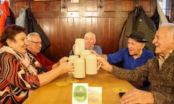 Der Stammtisch im Müllner Bräustübl. Peter Fischwenger (Mi.) hat den Vorsitz.