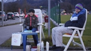 Autos, Autos, Autos! Die Kuchler Jugendlichen machten das Beste aus der Situation und verkauften Kaffee am Straßenrand. (Bild: Christoph Ratzer)