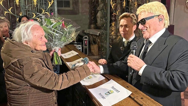 Heino begrüßte Josefa Binder als ältester steirischer Fan am Konzert in Klagenfurt. (Bild: Andreas Reisinger)