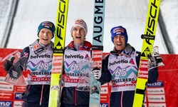 Daniel Tschofenig (mi.) siegte vor Jan Hörl (li.) und Stefan Kraft (re.).