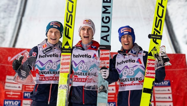 Daniel Tschofenig (mi.) siegte vor Jan Hörl (li.) und Stefan Kraft (re.). (Bild: GEPA/GEPA pictures)