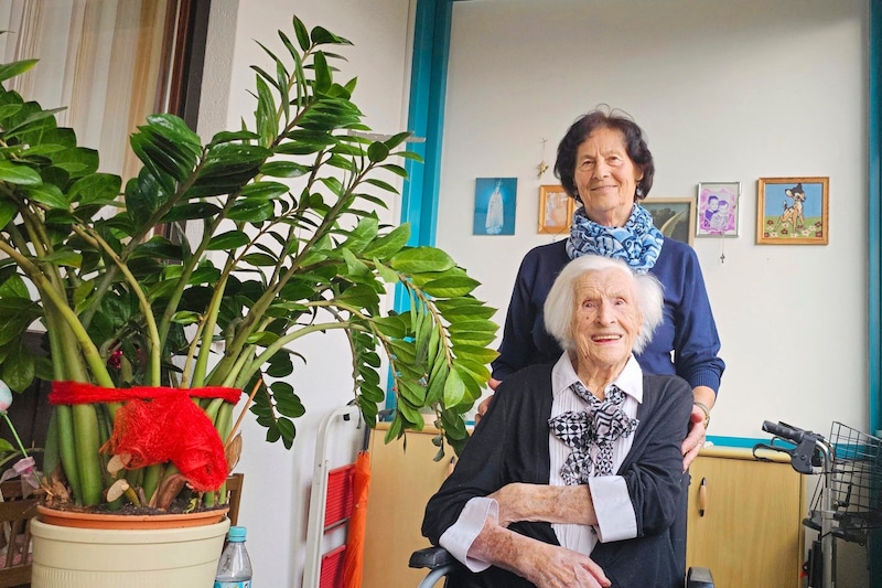 Mit Tochter Roswitha genießt sie ihre Blumen. (Bild: Tragner Christian)