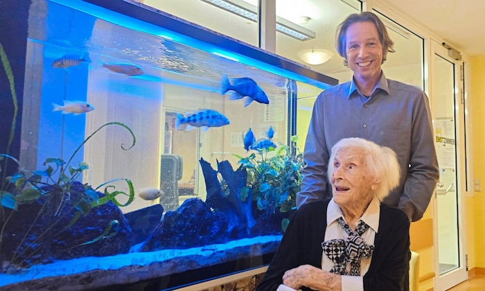 Schurian watches the fish with home manager Klaus Lesnjak.