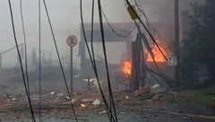 Die Maschine traf beim Absturz ein Wohnhaus, ein Möbelgeschäft, ein Gasthaus und den Schornstein eines weiteren Gebäudes. (Bild: Defesa Civil do Rio Grande do Sul/Divulgação)