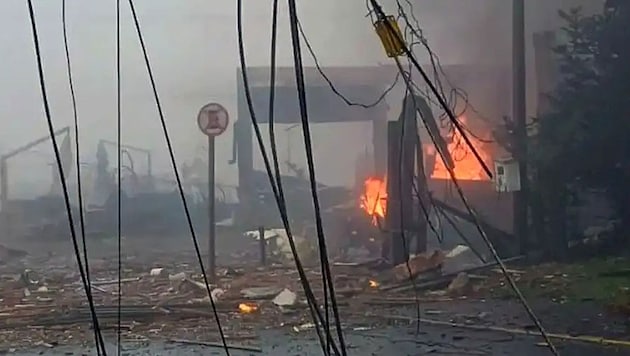 The plane hit a residential building, a furniture store, an inn and the chimney of another building when it crashed. (Bild: Defesa Civil do Rio Grande do Sul/Divulgação)