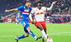 Bullen-Abwehrboss Samson Baidoo (re.) genießt Weihnachten mit seiner Familie in Graz.