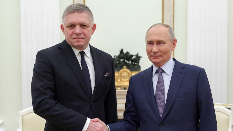 Fico (links) war erst in den kommenden Tagen in Moskau erwartet worden. (Bild: Gavriil Grigorov, Sputnik, Kremlin Pool Photo via AP)