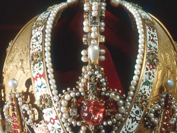 Detail aus der wertvollen österreichischen Kaiserkrone, der ehemaligen Hauskrone Rudolfs II.
