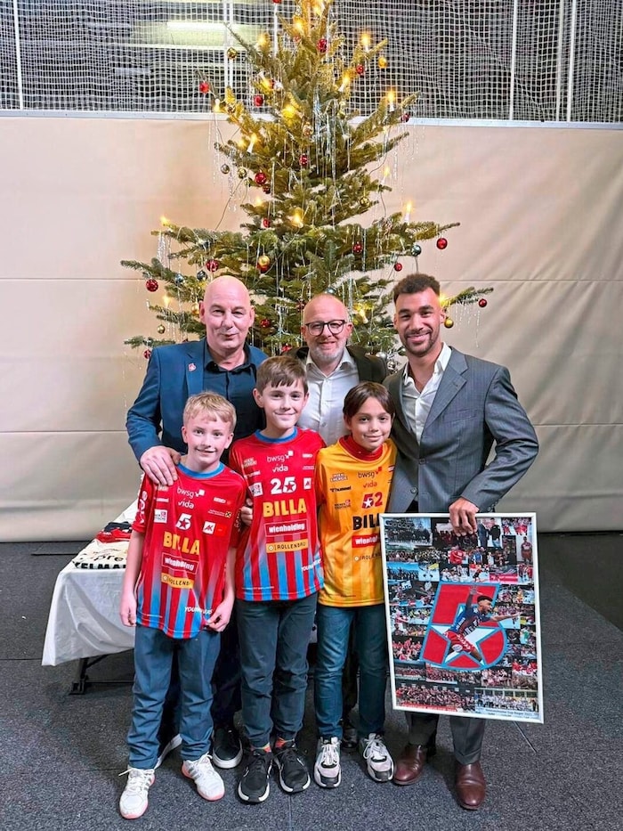 The Fivers around boss Menzl (left) and coach Eckl honored former protégé Damböck.