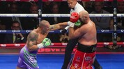 Usyk (links) gewann neuerlich gegen Fury.