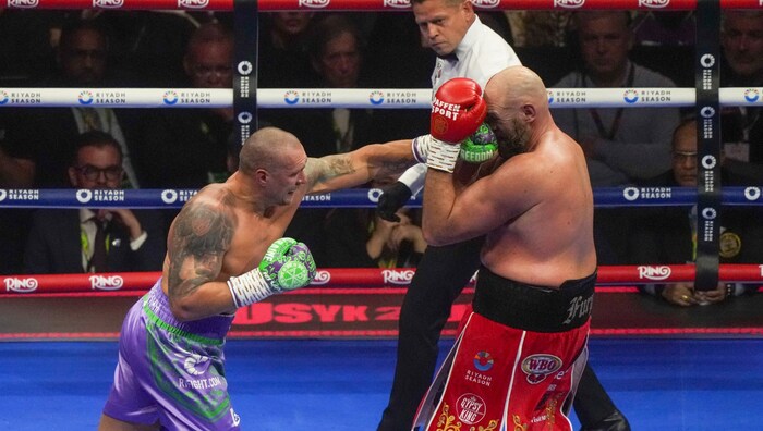 Usyk (links) gewann neuerlich gegen Fury.