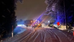 In Wernberg musste die Feuerwehr einen Wagen auf die Fahrbahn ziehen: Er war über die Böschung gerutscht. (Bild: FF Wernberg)