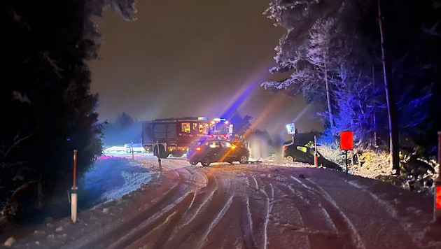 In Wernberg musste die Feuerwehr einen Wagen auf die Fahrbahn ziehen: Er war über die Böschung gerutscht. (Bild: FF Wernberg)