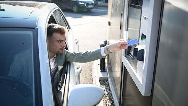 Zum Abheben von Geld braucht man in Enns nicht einmal mehr aus dem Auto aussteigen. (Bild: Wenzel Markus)