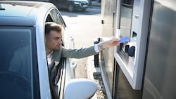 Zum Abheben von Geld braucht man in Enns nicht einmal mehr aus dem Auto aussteigen. (Bild: Wenzel Markus)