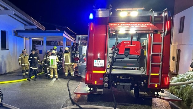 Zahlreiche Einsatzkräfte waren vor Ort und konnten Schlimmeres verhindern. (Bild: ZOOM Tirol/Krone KREATIV)