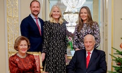 Auf der offiziellen Weihnachtskarte der norwegischen Royals lächeln Kronprinz Haakon, ...