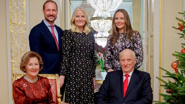 Auf der offiziellen Weihnachtskarte der norwegischen Royals lächeln Kronprinz Haakon, Kronprinzessin Mette-Marit, Prinzessin Ingrid-Alexandra, Königin Sonja und König Harald in die Kamera. (Bild: APA Pool/Stian Lysberg Solum / NTB)