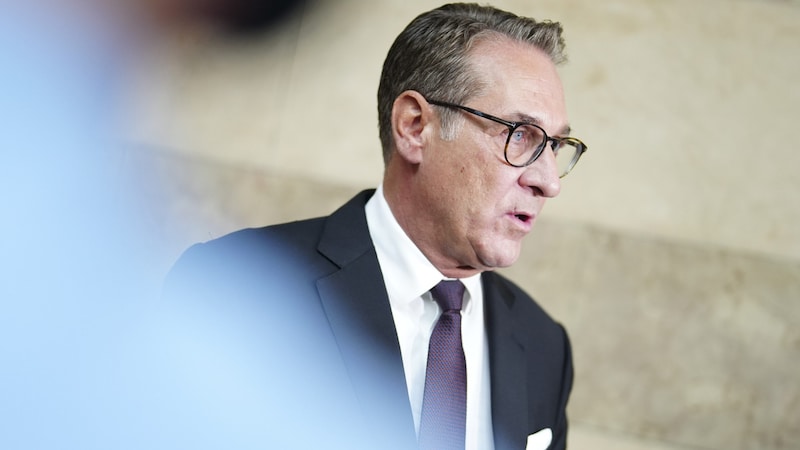 Gegen Heinz-Christian Strache und den Glücksspielkonzern Novomatic wird indes weiter ermittelt.  (Bild: APA/EVA MANHART)