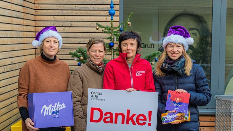 Cornelia Vogt (2. v. li.), Leitung Marketing Mondelez Österreich, und die Milka Weihnachtswichtel mit Elisabeth Pichler (2. v. re.), Leiterin der Wiener Caritas-Obdachloseneinrichtung Gruft. (Bild: Mondelez/Marvin Strauss)