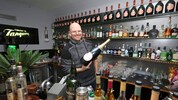 Rucki von der Aristobar lässt auch zu Weihnachten die Sektkorken knallen.