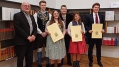 Geschichtsvereins-Direktor Wilhelm Wadl zeichnete Julia Ferlitsch, Selina Schwager und Philipp Sucher (v. l. n. r. in der vorderen Reihe) für ihre Maturaarbeiten aus. (Bild: Geschichtsverein/Heidi Rogy)