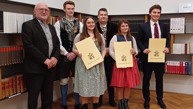 Geschichtsvereins-Direktor Wilhelm Wadl zeichnete Julia Ferlitsch, Selina Schwager und Philipp Sucher (v. l. n. r. in der vorderen Reihe) für ihre Maturaarbeiten aus. (Bild: Geschichtsverein/Heidi Rogy)