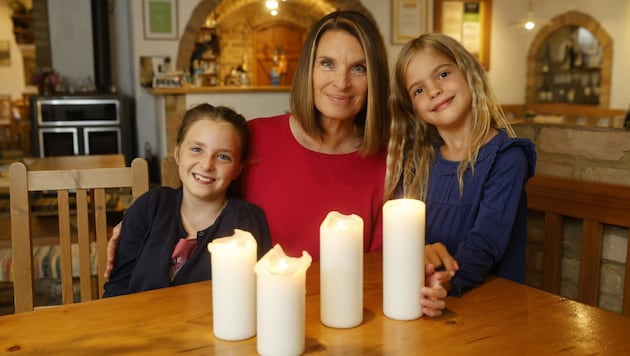 Barbara Stöckl, „Krone“-Ombudsfrau und „Funken Wärme“-Schirmherrin (im Bild mit Gioia und Helena, rechts) bittet um Ihre Spende, wenn es Ihnen möglich ist. (Bild: Holl Reinhard/Reinhard Holl)