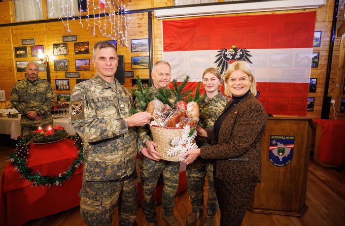 Minister Tanner also brought the soldiers in Kosovo some red-white-red delicacies.