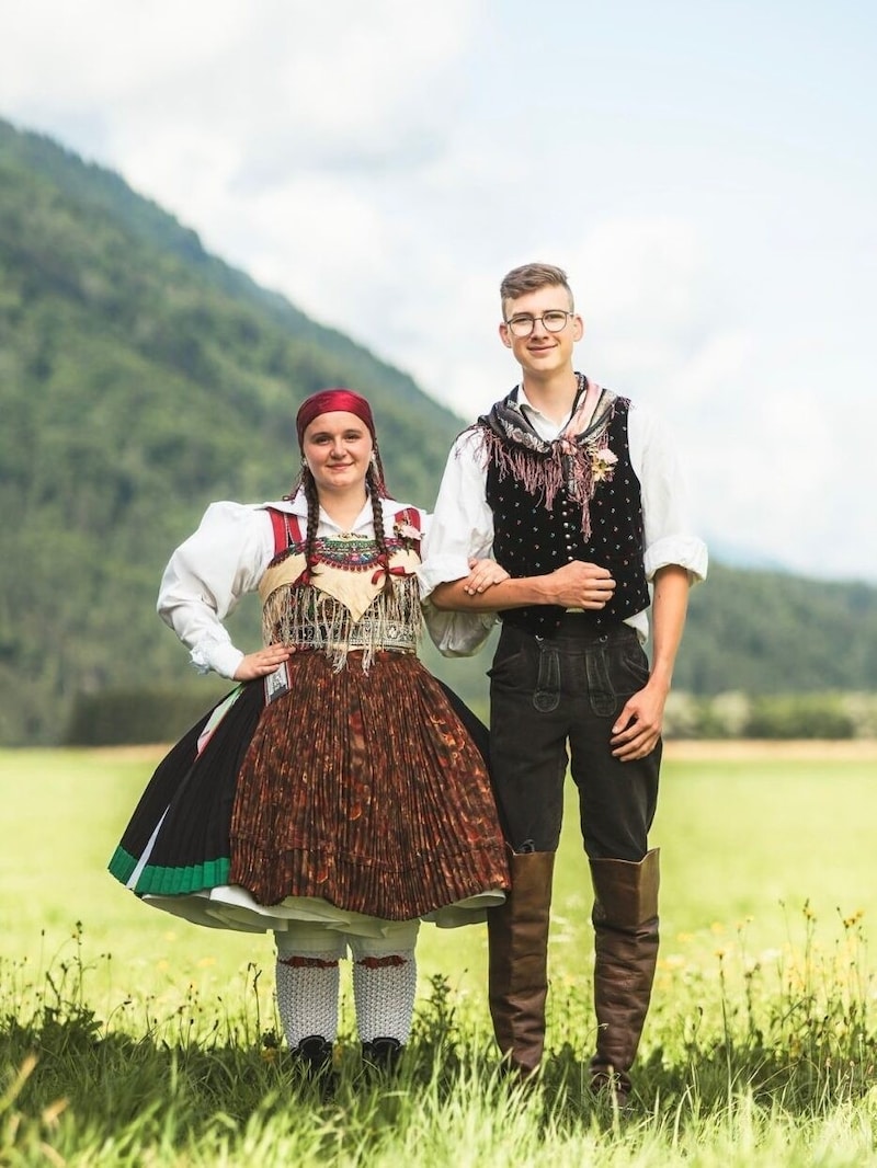 Julia Ferlitsch, am Foto mit Sebastian Kassin am Vorderberger Kirchtag, hat mit ihrer Schulkollegin Selina Schwager zu den Gailtaler Kirchtagen geforscht. (Bild: Tamara Jarnig)