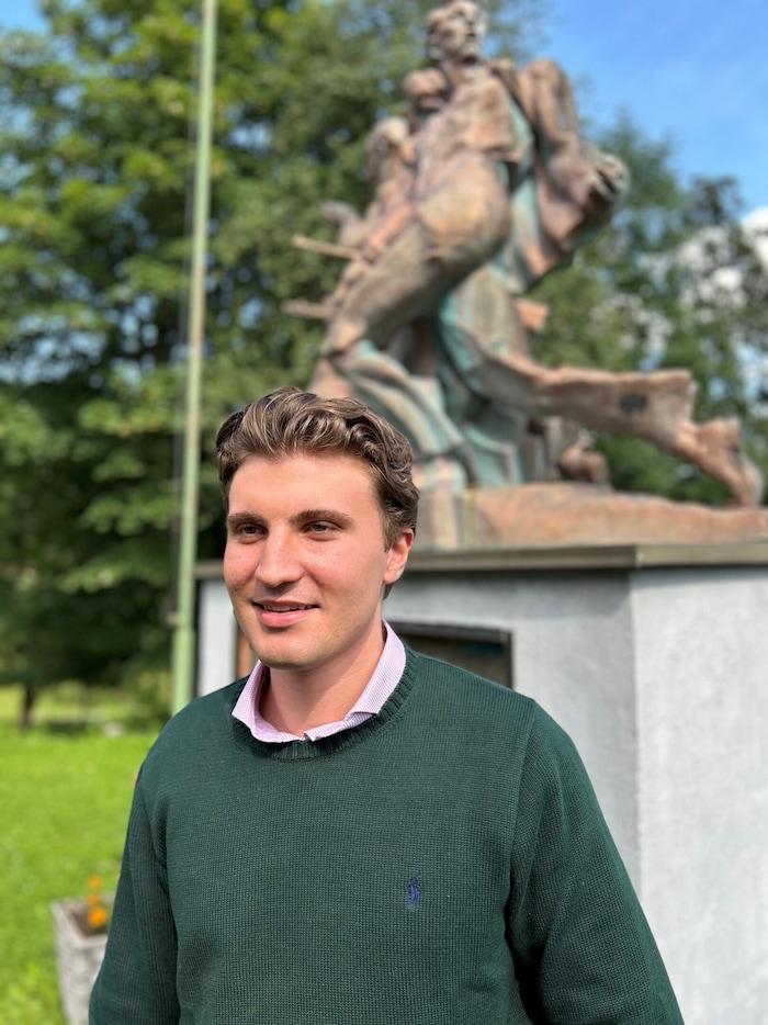 Philipp Sucher bei der Gedenkstätte am Peršmanhof in Bad Eisenkappel.