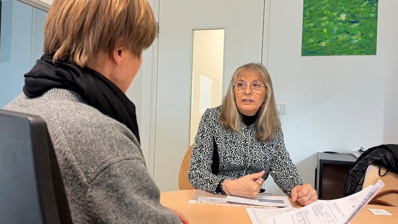 Frau K. (rechts im Bild) im Beratungsgespräch mit Doris Anzengruber, Leiterin der Caritas-Sozialberatunn Wien. Dank „Ein Funken Wärme“ wird Frau K. unterstützt. (Bild: Caritas)