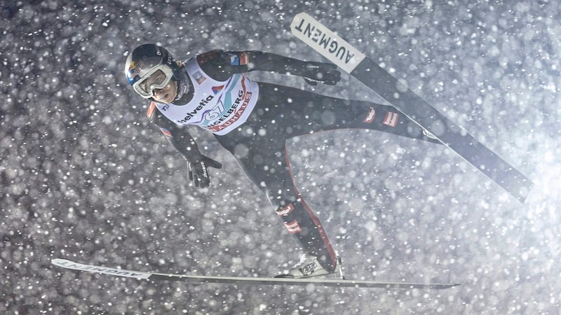 Skispringer Daniel Tschofenig ist aktuell der Überflieger im Weltcup. (Bild: EPA)