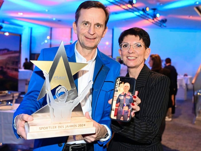 Daniel Tschofenigs Eltern Gerhard und Monika mit der Auszeichnung zu Kärntens Sportler des ...