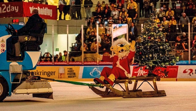 Auch Maskottchen Capitano war in Weihnachtsstimmung (Bild: GEPA/GEPA pictures)