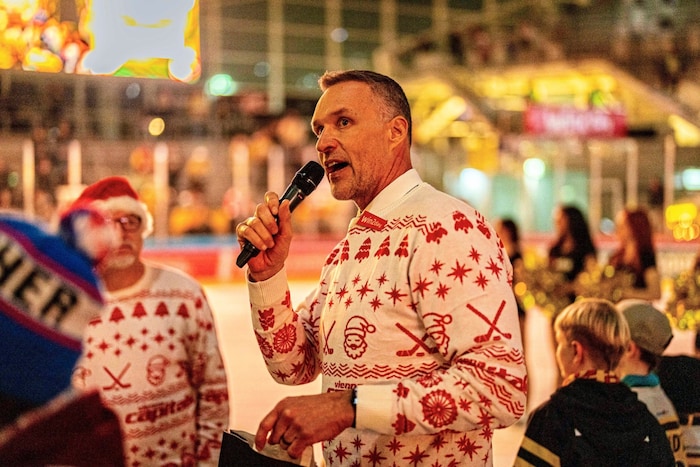 Coach Gerry Fleming im Weihnachtspullover