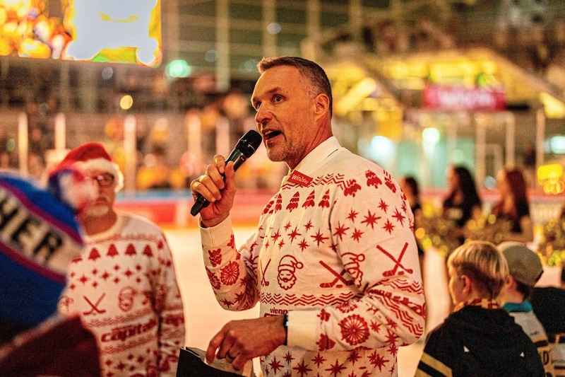 Coach Gerry Fleming im Weihnachtspullover (Bild: GEPA/GEPA pictures)