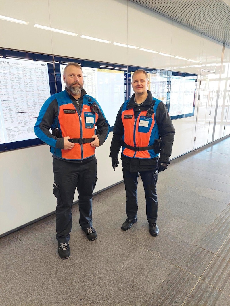 Ingo Dutter und Martin Gruber: Weihnachtseinsatz am Bahnhof in St. Pölten. (Bild: ÖBB)