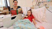 Selber ist Annabelle noch zu müde zum Lesen, Mama Gudrun übernimmt das gerne. 