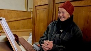 Moidi an ihrer geliebten Orgel.