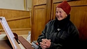 Moidi an ihrer geliebten Orgel.