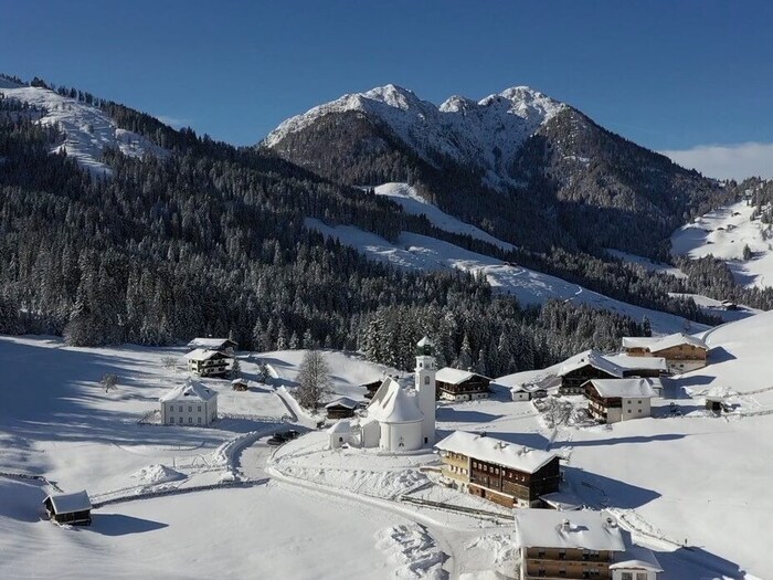 Thierbach, die kleinste Kirchengemeinde des Bezirks. Rechts hinter dem Kirchturm das ...