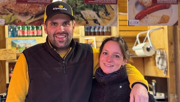 Alexander Kaserer und Jasmin Rainer vom beliebten „AlpenFein Genussstand“ am Bregenzer Weihnachtsmarkt. (Bild: Privat)