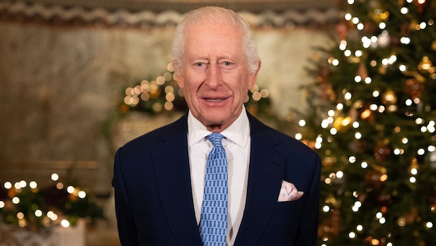 König Charles überraschte die Briten mit einer Änderung bei der traditionellen Weihnachtsrede. (Bild: APA Pool/AFP/POOL/Aaron Chown)